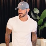 Benjamin Samat Instagram - Vous êtes plutôt casquettes, ou sans-casquette ??? 😎😊 Identifie tes amis qui aiment trop porter des casquettes 😁 I I Tout ceux qui m’envoient des mp depuis des mois pour savoir quelle est la marque des casquettes que je porte tout le temps dans mes stories, il s’agit des casquettes de la marque ETC 🔥 N’hésitez pas à jeter un coup d’oeil à leur insta @casquettesetc 😉 I I Ce sont des casquettes en tissus denim, gabardine, velours, natté de très bonnes qualités ! 👍🏼 Que vous recevez dans un packaging original et réutilisable : panier en bambou 🌸 I I Bénéficiez pendant 48h de -15% avec le code promo : BENJIETC sur le site www.casquettesetc.fr ❤️ #SebJaillard #environnement #casquettes #tissusbio #gots #etc Dubai, United Arab Emirates