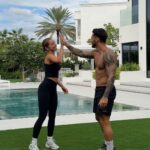 Benjamin Samat Instagram - Le sport à deux c’est toujours mieux ! 💖 Maddy & Benji te proposent leur séance en DUO pour une St-Valentin comme on l’aime : SPORTIVE 💪 Prends ta moitié, tes potes ou ta famille avec toi pour une séance CAF en équipe ! ⚠️ reste connecté, dès demain une nouvelle surprise arrive 🫶🏻 #fitaya #appdesport #coaching #coachingenligne #coachsportif #stvalentin2024