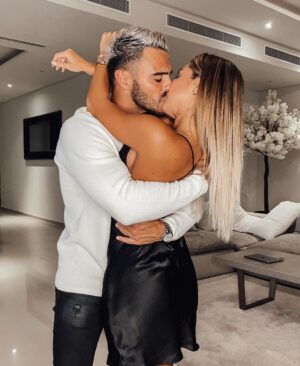Benjamin Samat Instagram - Aujourd’hui cela fait 6 mois que j’ai rencontré celle qui me comble de bonheur chaque jour et celle avec qui je vois mon avenir ❤️ Je me languis de vieillir avec toi ☺️👴🏼👵🏼 Je t’aime Poussinou 🐥