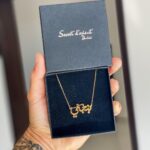 Benjamin Samat Instagram - Aimez-vous les bijoux ? 😊 Quels sont les bijoux que vous portez le plus souvent ??? 💍💎 I Me concernant vous savez que j’en porte souvent... Je trouve que ce sont de très belles petites choses qui viennent peaufiner votre style 👌🏼 Merci à @​secret_orient​ de m’avoir offert ce magnifique collier oriental qui veut dire « Benji » ☺️ J’adore la qualité, et le fait de pouvoir personnaliser le texte. Du coup pour soi, ou pour offrir ✔️😉 I I Profitez de mon code promo BENJI20, et bénéficiez de -20% de réduction sur tout le site : https://secret-orient.com ❤️😘 I I #SebJaillard #secretorient #personnalisation #jewelry #oriental #jewels #beauty #bijoux Dubai, United Arab Emirates
