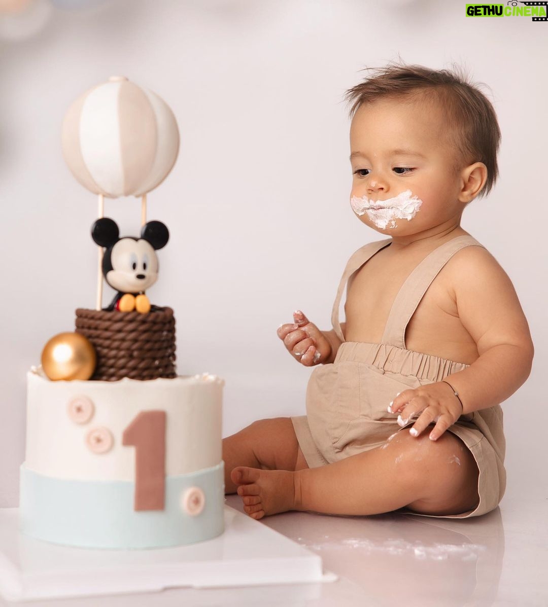 Benjamin Samat Instagram - 30/09/2022 🥹🎂 1 an que ce petit être à chamboulé notre vie, cet amour indescriptible qu’on ressent chaque jours, notre petit bonheur, ce petit coquin qui a soufflé sa première bougie 🥹🫶🏼 Papa & Maman t’aime très fort ❤️ Joyeux anniversaire Andrea 🎂 Dubai, United Arab Emirates
