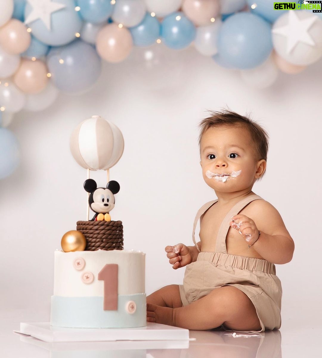 Benjamin Samat Instagram - 30/09/2022 🥹🎂 1 an que ce petit être à chamboulé notre vie, cet amour indescriptible qu’on ressent chaque jours, notre petit bonheur, ce petit coquin qui a soufflé sa première bougie 🥹🫶🏼 Papa & Maman t’aime très fort ❤️ Joyeux anniversaire Andrea 🎂 Dubai, United Arab Emirates