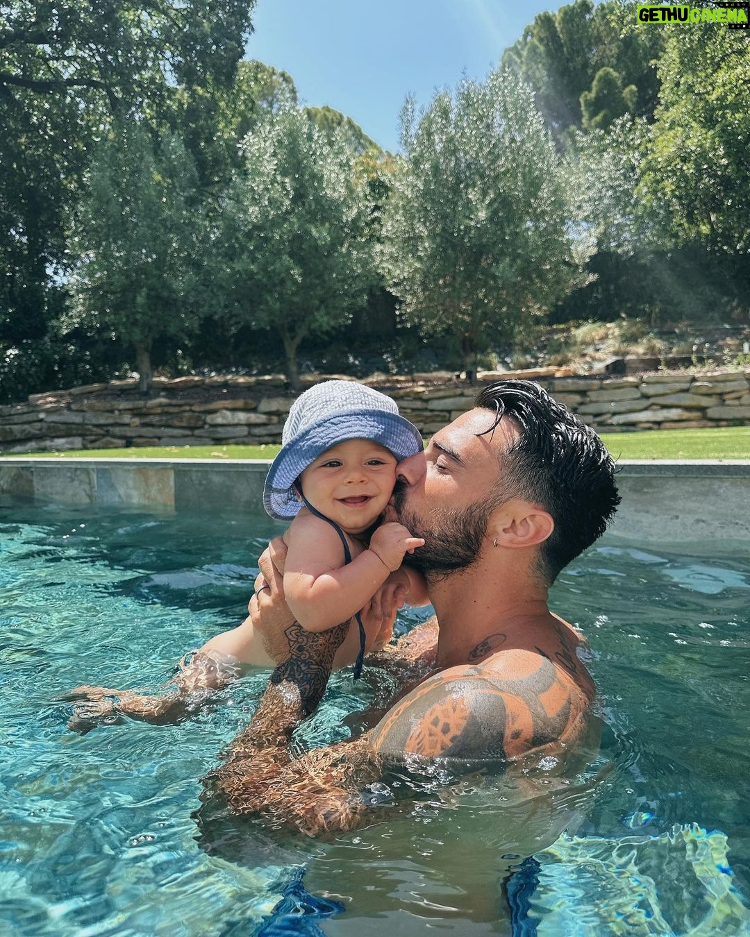 Benjamin Samat Instagram - L’amour inconditionnel ❤️ petit moment dans la piscine avec mon mini-moi ☺️ Marseille, France