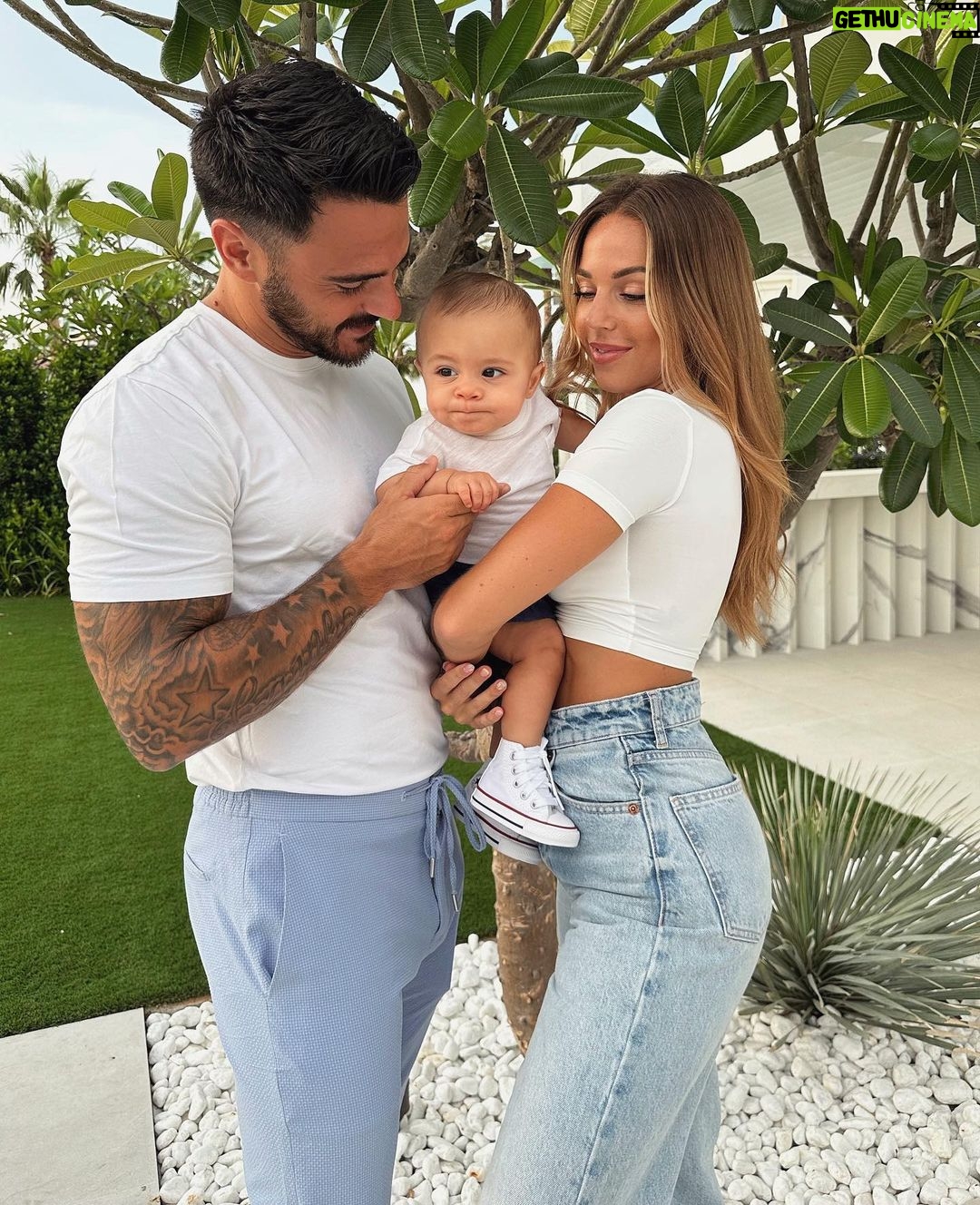 Benjamin Samat Instagram - Photo de Famille 🫶🏼❤️ Dubai, United Arab Emirates
