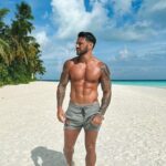 Benjamin Samat Instagram - Maldives 2k23 🌴😎 Si tu zoomes sur la première photo tu peux voir un nuage en forme de Bi*e, un autre en forme de visage, Antman et puis un 6pack made in @fitaya.fr Vous voyez d’autre choses ? Ayada Maldives