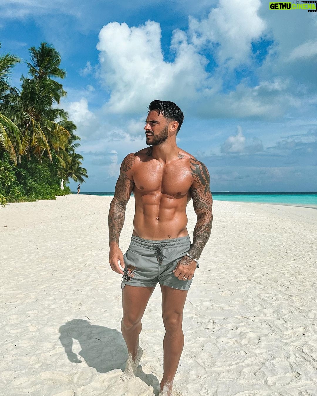 Benjamin Samat Instagram - Maldives 2k23 🌴😎 Si tu zoomes sur la première photo tu peux voir un nuage en forme de Bi*e, un autre en forme de visage, Antman et puis un 6pack made in @fitaya.fr Vous voyez d’autre choses ? Ayada Maldives