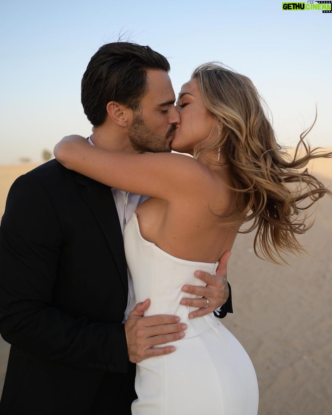 Benjamin Samat Instagram - 1 an de Mariage ❤️ 3/02/2022💍 Et dire que la veille on apprenait que nous attendions notre premier enfant 🥹👶🏻 Aujourd’hui toujours autant d’amour et même plus encore et pour toujours ❤️ Dubai, United Arab Emirates