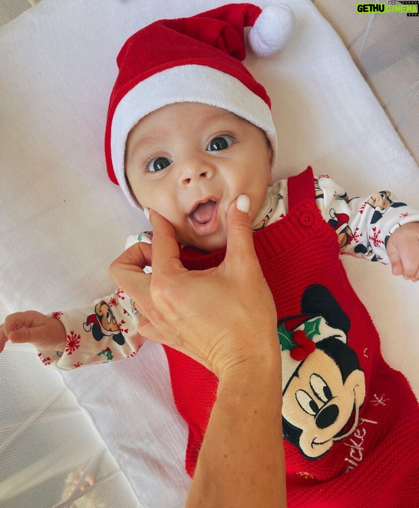 Benjamin Samat Instagram - Joyeux Noel a Tous ❤️🎅🏼 Notre plus beau cadeau c’est TOI…👶🏻 Trop d’amour pour ce petit Papa Noël 🥺 France