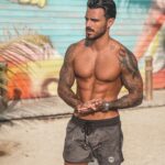 Benjamin Samat Instagram - Apres quasiment 1 an sans photo torse nu me revoilà 😅🙋🏻‍♂️ Dubai, UAE