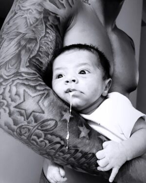 Benjamin Samat Instagram - Mon fils ❤️ Cette photo résume bien ton arrivée dans nos vie, exceptionnelle avec un zeste de difficulté pour nous apprendre le rôle de Papa et Maman comme il se doit 😅 Tu as chamboulé nos vies pour la rendre encore plus belle qu’avant et avec encore plus d’amour qu’il n’en était possible ! Alors oui parfois c’est compliqué avec le manque de sommeil et tes petits problèmes RGO mais avec de la patience et du temps tout rentre petit à petit dans l’ordre 🤞🏼 Dans quelques années tu pourras lire ces quelques mots. Je t’aime Andrea Samat, mon fils ❤️