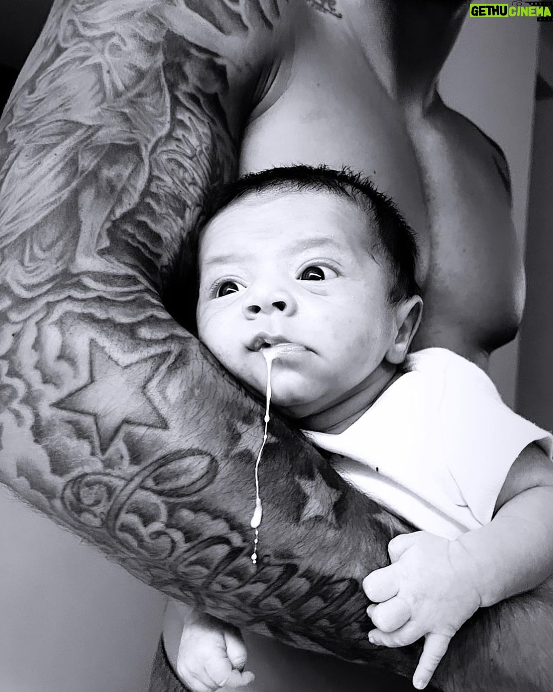Benjamin Samat - 225.5K Likes - Mon fils ❤️ Cette photo résume bien ton arrivée dans nos vie, exceptionnelle avec un zeste de difficulté pour nous apprendre le rôle de Papa et Maman comme il se doit 😅 Tu as chamboulé nos vies pour la rendre encore plus belle qu’avant et avec encore plus d’amour qu’il n’en était possible ! Alors oui parfois c’est compliqué avec le manque de sommeil et tes petits problèmes RGO mais avec de la patience et du temps tout rentre petit à petit dans l’ordre 🤞🏼 Dans quelques années tu pourras lire ces quelques mots. Je t’aime Andrea Samat, mon fils ❤️
