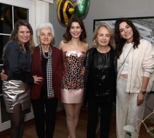 Beren Saat Instagram - Sevildiğimi tüm hücrelerimde hissettiğim doğum günü partimden ✨ Bizimle olan, doğum günümü kutlayan herkese teşekkür ederim 💕 Dear @mayaazucena 🩷 thanks for bringing your super power to our house 👏🏻 sevgili @zuleyhakuru olağanustü güzellikteki tasarımınla bana peri gibi hissettirdiğin icin ☺️💖 @monnarsh @mfkmusic partimizi renklerdiğiniz için 🙌🏻 @eyeoftheipo harika fotoğraflar icin  çok tesekkurler 💕