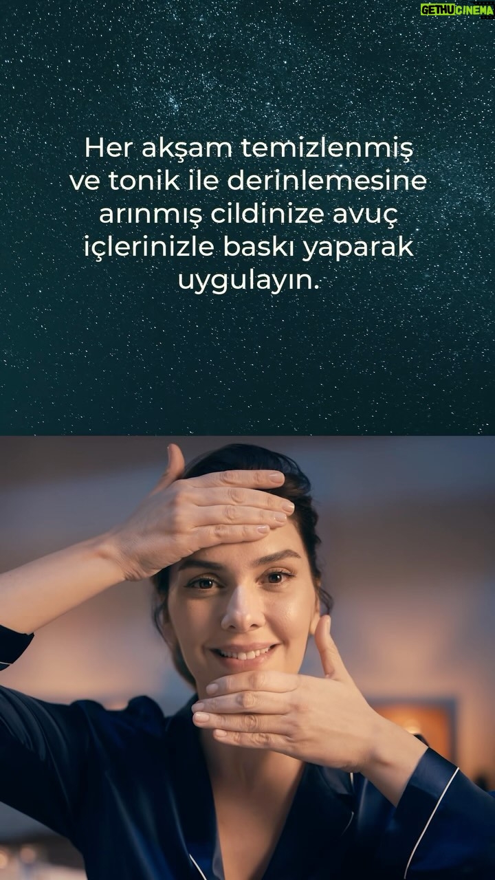 Bergüzar Korel Instagram - Anti-age Global serisiyle gece bakım rutininiz nasıl olmalı?🌛Gece bakımının hem eksiksiz hem de doğru ürünlerle yapıldığında ne kadar etkili olabildiğini artık biliyoruz 🙋🏻♀️ Bu yüzden hem küçük bir hatırlatma olarak hem de ürünleri hangi sırada kullanmamız gerektiğini göstermek için ben de size rutini adım adım açıklamaya çalıştım 😉 Gece bakımımızı tamamladıktan sonra kaliteli uykunun tadını çıkartmak bir başka, değil mi? 🛌 #yvesrocher #antiageglobal #yvesrocherantiageglobal #bergüzarkorel #gecekremi #gecebakımı #köktenyenilen