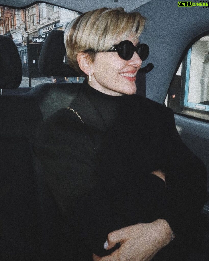 Bergüzar Korel Instagram - Sloan Square Kensington arası taxiye binelim dedik @iremberberoglu Vogue çekmiş haberim yok😂