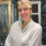 Bergüzar Korel Instagram - Sanırım yerleştim. Gir çık duş değil banyoda uzun zaman geçirip düşündüm. İlk kez burada kendimi evimde hissediyorum galiba.. İlk kez evimizde bir depomuz,kocaman bazalı yataklarımız yok. Çünkü yıllar geçtikçe öğrendim ki depoladığım,sakladığım her şey olduğu yerde kalıyor,toz ve ağırlıktan başka bir şey değil. Evle ilgili beni mutlu eden ama artık vedalaşmam gereken her şeyi küçük bir not ile kapımın önüne bıraktım. “Bu eşyaların hepsi bize hep mutluluk verdi, şimdi sizi mutlu etmesi dileğiyle” dedim, camdan o küçücük bardakların,kavanozların,çerçevelerin insanları nasıl mutlu ettiğini gördükçe mutlu oldum,sohbet ettim,el salladım,kimisi hikayesini sordu anlattım. Hep biliyordum anılar eşyalarda değil aklımızda ve kalbimizde ama çocukluğumuzdan kalma öğrenilmiş o pişman olma korkusuyla eşyalara ne çok anlam yüklediğimi bir kez daha anladım. Misafir takımımı en çok kullandığım dolabıma yerleştirdim,hiçbir misafiri beklemeden mis gibi kahvaltımı yaptım. Beklemeden,kendime değer görerek hafifleyerek sadeleşmek.. Artık her şeyi kafamda tutup beynimi yormaktansa yazmaya başladım. Kendime yediremeyip her şeyi aklımda tutma devri bitti🙈 Böyle böyle küçük kararlar alıp mutlu olmayı seçtim bu evde. Sağlıkla,umutla güzel ailem ve sevdiklerimle✨