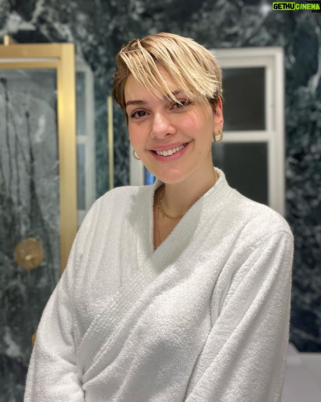 Bergüzar Korel - 92.3K Likes - Sanırım yerleştim.
Gir çık duş değil banyoda uzun zaman geçirip düşündüm.
İlk kez burada kendimi evimde hissediyorum galiba..
İlk kez evimizde bir depomuz,kocaman bazalı yataklarımız yok.
Çünkü yıllar geçtikçe öğrendim ki depoladığım,sakladığım her şey olduğu yerde kalıyor,toz ve ağırlıktan başka bir şey değil.
Evle ilgili beni mutlu eden ama artık vedalaşmam gereken her şeyi küçük bir not ile kapımın önüne bıraktım.
“Bu eşyaların hepsi bize hep mutluluk verdi, şimdi sizi mutlu etmesi dileğiyle” dedim, camdan o küçücük bardakların,kavanozların,çerçevelerin insanları nasıl mutlu ettiğini gördükçe mutlu oldum,sohbet ettim,el salladım,kimisi hikayesini sordu anlattım.
Hep biliyordum anılar eşyalarda değil aklımızda ve kalbimizde ama çocukluğumuzdan kalma öğrenilmiş o pişman olma korkusuyla eşyalara ne çok anlam yüklediğimi bir kez daha anladım.
Misafir takımımı en çok kullandığım dolabıma yerleştirdim,hiçbir misafiri beklemeden mis gibi kahvaltımı yaptım.
Beklemeden,kendime değer görerek hafifleyerek sadeleşmek..
Artık her şeyi kafamda tutup beynimi yormaktansa yazmaya başladım.
Kendime yediremeyip her şeyi aklımda tutma devri bitti🙈
Böyle böyle küçük kararlar alıp mutlu olmayı seçtim bu evde.
Sağlıkla,umutla güzel ailem ve sevdiklerimle✨