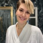 Bergüzar Korel Instagram - Sanırım yerleştim. Gir çık duş değil banyoda uzun zaman geçirip düşündüm. İlk kez burada kendimi evimde hissediyorum galiba.. İlk kez evimizde bir depomuz,kocaman bazalı yataklarımız yok. Çünkü yıllar geçtikçe öğrendim ki depoladığım,sakladığım her şey olduğu yerde kalıyor,toz ve ağırlıktan başka bir şey değil. Evle ilgili beni mutlu eden ama artık vedalaşmam gereken her şeyi küçük bir not ile kapımın önüne bıraktım. “Bu eşyaların hepsi bize hep mutluluk verdi, şimdi sizi mutlu etmesi dileğiyle” dedim, camdan o küçücük bardakların,kavanozların,çerçevelerin insanları nasıl mutlu ettiğini gördükçe mutlu oldum,sohbet ettim,el salladım,kimisi hikayesini sordu anlattım. Hep biliyordum anılar eşyalarda değil aklımızda ve kalbimizde ama çocukluğumuzdan kalma öğrenilmiş o pişman olma korkusuyla eşyalara ne çok anlam yüklediğimi bir kez daha anladım. Misafir takımımı en çok kullandığım dolabıma yerleştirdim,hiçbir misafiri beklemeden mis gibi kahvaltımı yaptım. Beklemeden,kendime değer görerek hafifleyerek sadeleşmek.. Artık her şeyi kafamda tutup beynimi yormaktansa yazmaya başladım. Kendime yediremeyip her şeyi aklımda tutma devri bitti🙈 Böyle böyle küçük kararlar alıp mutlu olmayı seçtim bu evde. Sağlıkla,umutla güzel ailem ve sevdiklerimle✨