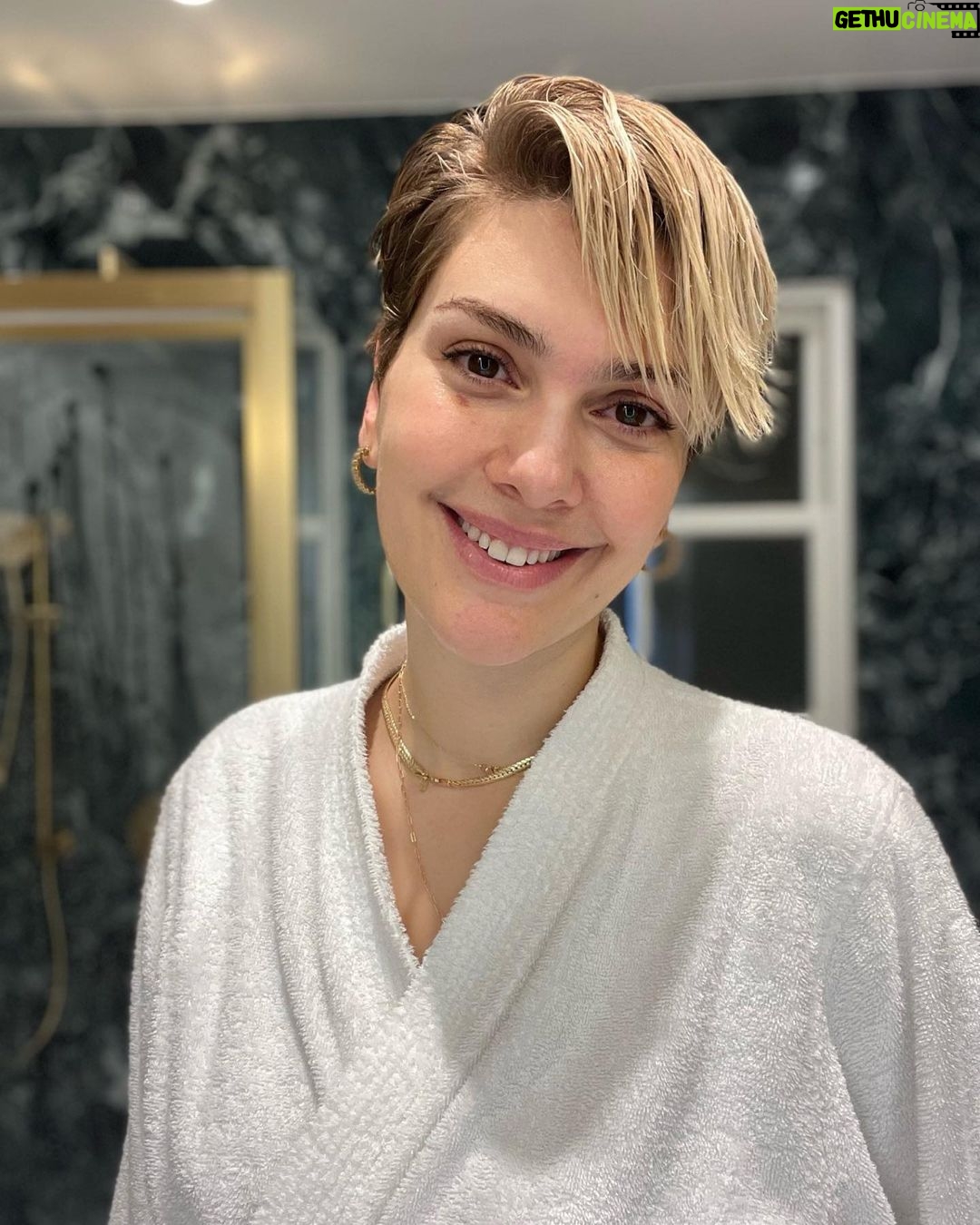Bergüzar Korel - 92.3K Likes - Sanırım yerleştim.
Gir çık duş değil banyoda uzun zaman geçirip düşündüm.
İlk kez burada kendimi evimde hissediyorum galiba..
İlk kez evimizde bir depomuz,kocaman bazalı yataklarımız yok.
Çünkü yıllar geçtikçe öğrendim ki depoladığım,sakladığım her şey olduğu yerde kalıyor,toz ve ağırlıktan başka bir şey değil.
Evle ilgili beni mutlu eden ama artık vedalaşmam gereken her şeyi küçük bir not ile kapımın önüne bıraktım.
“Bu eşyaların hepsi bize hep mutluluk verdi, şimdi sizi mutlu etmesi dileğiyle” dedim, camdan o küçücük bardakların,kavanozların,çerçevelerin insanları nasıl mutlu ettiğini gördükçe mutlu oldum,sohbet ettim,el salladım,kimisi hikayesini sordu anlattım.
Hep biliyordum anılar eşyalarda değil aklımızda ve kalbimizde ama çocukluğumuzdan kalma öğrenilmiş o pişman olma korkusuyla eşyalara ne çok anlam yüklediğimi bir kez daha anladım.
Misafir takımımı en çok kullandığım dolabıma yerleştirdim,hiçbir misafiri beklemeden mis gibi kahvaltımı yaptım.
Beklemeden,kendime değer görerek hafifleyerek sadeleşmek..
Artık her şeyi kafamda tutup beynimi yormaktansa yazmaya başladım.
Kendime yediremeyip her şeyi aklımda tutma devri bitti🙈
Böyle böyle küçük kararlar alıp mutlu olmayı seçtim bu evde.
Sağlıkla,umutla güzel ailem ve sevdiklerimle✨
