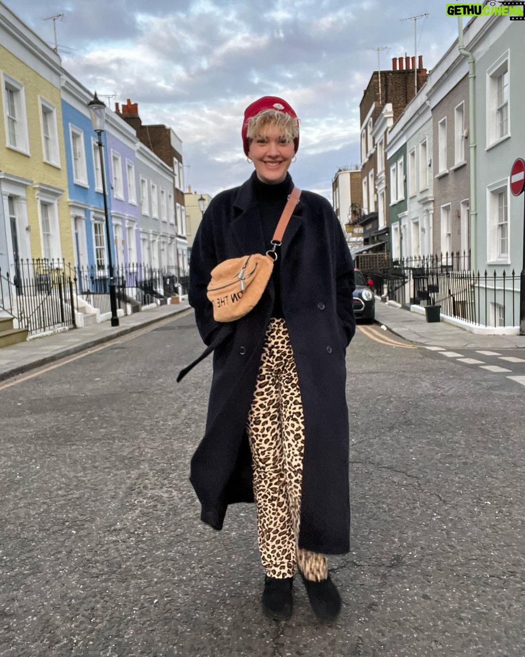 Bergüzar Korel Instagram - @iremberberoglu bana tripod aldı tehlikeyi farkında mısınız😎 Kutulardan siyah çantamı bulamadım,emektar lohusa çantamı takıverdim idare edin🐆 edt: 3. Fotoda elimde kumandasını saklasaymışım keşke🙈