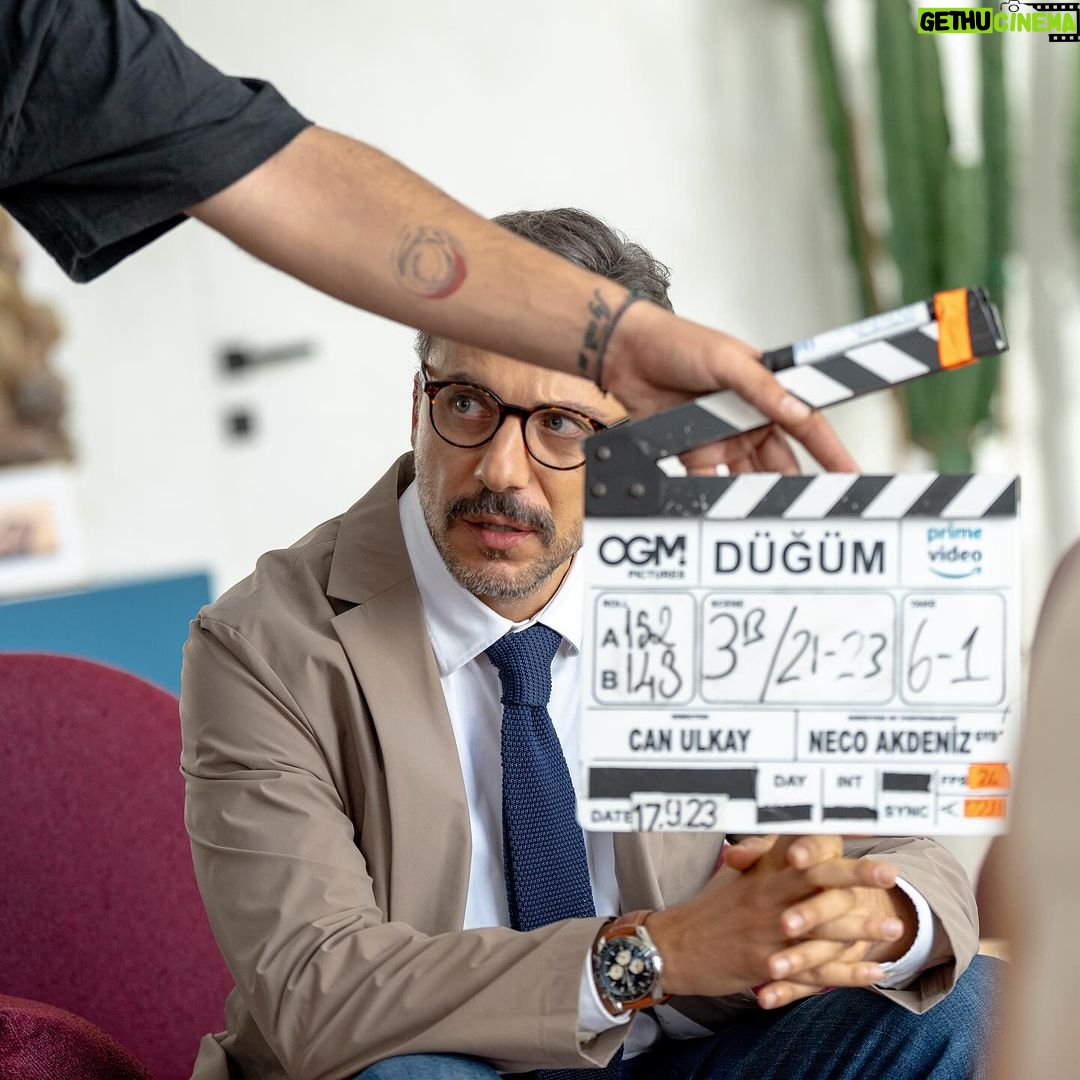 Bergüzar Korel Instagram - Prime Video Türkiye'nin ilk yerel Amazon Orijinal dizisi Düğüm'ün kamera arkası görüntüleri için bizimle gelin 🎬 Ailenizi korumak için ne kadar ileri gidebileceğinizi sorgulatan bir suç draması. #Düğüm #PrimeVideoTürkiye
