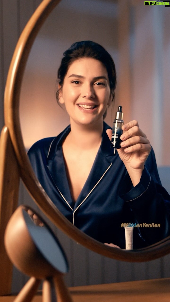 Bergüzar Korel Instagram - Yaşlanmanın etkileri ile mücadele etmeye gece bakımından devam edelim mi? 😉 Anti-age Global serisinin onarıcı yağlarla zenginleştirilmiş gece serumu sayesinde cildimiz için en doğru bakımı yapmak hem kolay hem de doğal! 2 kat daha fazla bitki kök hücresi içeren formülü, 10 farklı yaşlanma karşıtı etkisiyle cildimizin yenilenmesine destek oluyor. Hem de bunu, gece biz uyurken yapıyor🌛 Siz de güne yenilenmiş bir ciltle uyanmaya ne dersiniz? 🙌🏻 #yvesrocher #antiageglobal #yvesrocherantiageglobal #bergüzarkorel #geceserumu #gecebakımı #köktenyenilen