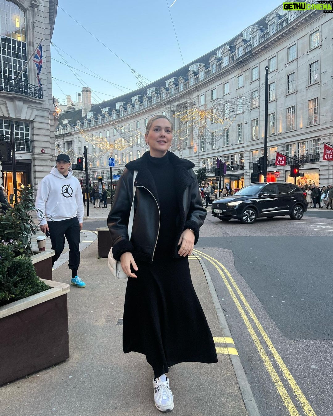 Bergüzar Korel Instagram - It’s the most wonderful time of the year with @dilarasevic ✨🎄