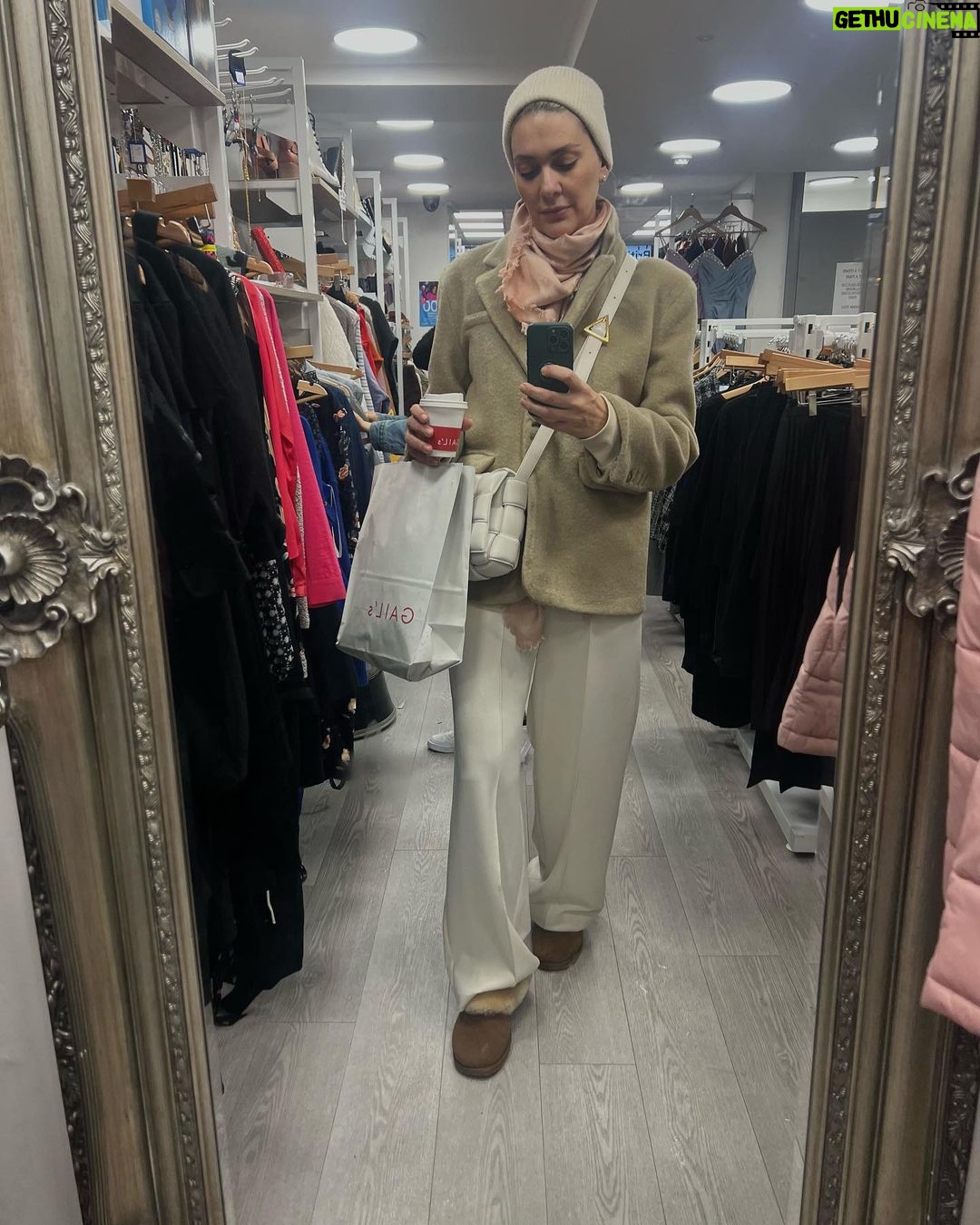 Bergüzar Korel Instagram - Sunday dump🧩