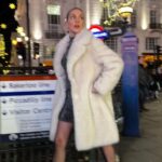 Bergüzar Korel Instagram – İki senelik Londra maceramda ilk kez girls night out olmuştur🎄
@iremberberoglu Piccadilly Circus’da hayal ettiği fotoğraflarımı çekmiştir.
Ayrıca çorap bir kültürdür.
Ben çorap kadınıyım.
Sen giyersin giymezsin beni ilgilendirmez.
Ben çorap severim.
Bu başka bir şeydir.
Mesela bu kraliyet ailesinde bir kuraldır.