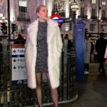 Bergüzar Korel Instagram – İki senelik Londra maceramda ilk kez girls night out olmuştur🎄
@iremberberoglu Piccadilly Circus’da hayal ettiği fotoğraflarımı çekmiştir.
Ayrıca çorap bir kültürdür.
Ben çorap kadınıyım.
Sen giyersin giymezsin beni ilgilendirmez.
Ben çorap severim.
Bu başka bir şeydir.
Mesela bu kraliyet ailesinde bir kuraldır.
