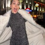 Bergüzar Korel Instagram – İki senelik Londra maceramda ilk kez girls night out olmuştur🎄
@iremberberoglu Piccadilly Circus’da hayal ettiği fotoğraflarımı çekmiştir.
Ayrıca çorap bir kültürdür.
Ben çorap kadınıyım.
Sen giyersin giymezsin beni ilgilendirmez.
Ben çorap severim.
Bu başka bir şeydir.
Mesela bu kraliyet ailesinde bir kuraldır.