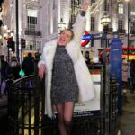 Bergüzar Korel Instagram – İki senelik Londra maceramda ilk kez girls night out olmuştur🎄
@iremberberoglu Piccadilly Circus’da hayal ettiği fotoğraflarımı çekmiştir.
Ayrıca çorap bir kültürdür.
Ben çorap kadınıyım.
Sen giyersin giymezsin beni ilgilendirmez.
Ben çorap severim.
Bu başka bir şeydir.
Mesela bu kraliyet ailesinde bir kuraldır.