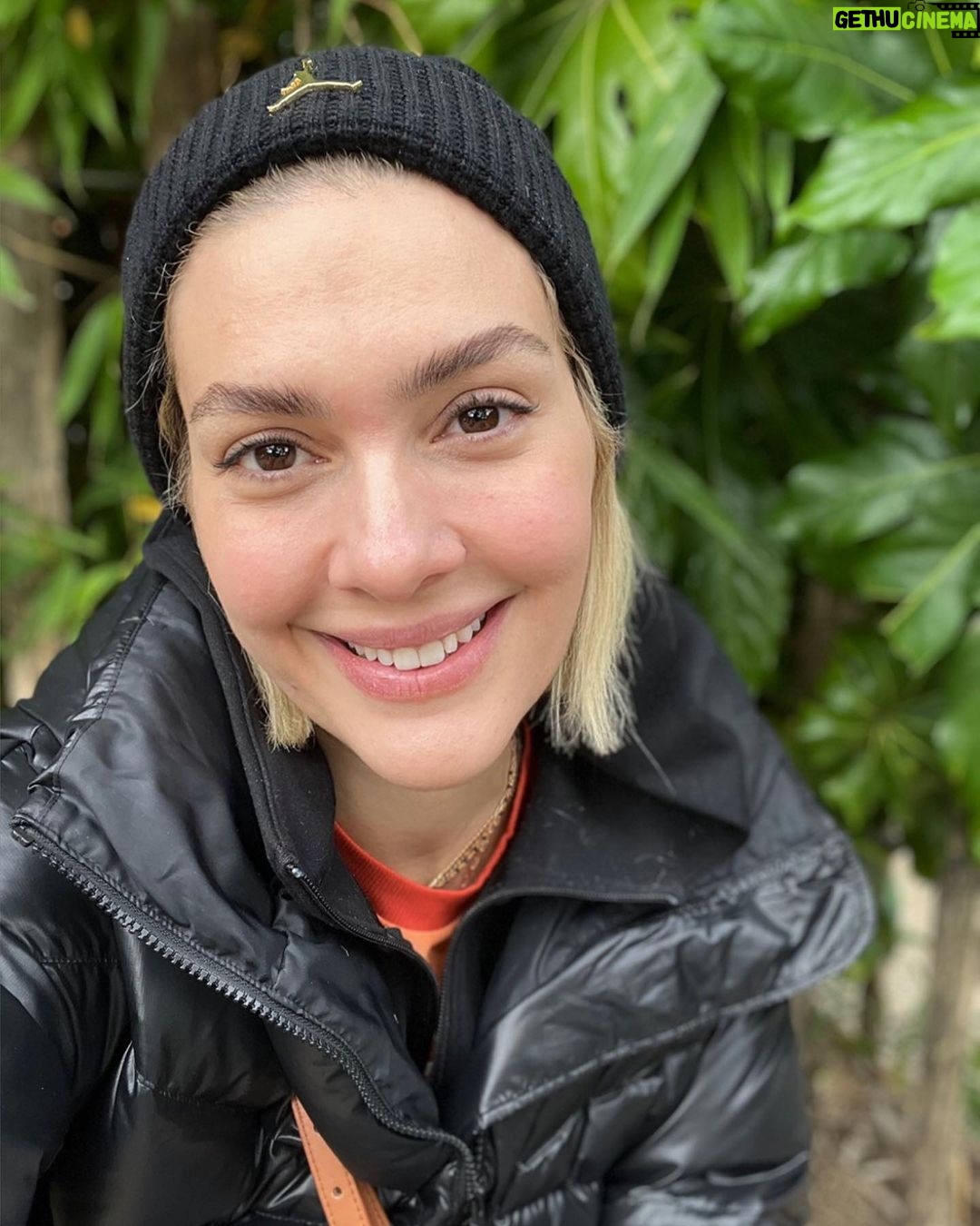 Bergüzar Korel Instagram - SuNNday☀️ Notting Hill, London