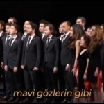 Bergüzar Korel Instagram - Hepimizin duygularına tercüman ne güzel bir marş olmuş bu @normenderonline Cumhuriyetimizin 100. yaşına iki gün kaldı.. Ne söylesek,ne yapsak hürriyetimizi ve Cumhuriyetimizi bize armağan eden Atatürk’ümüzün, yol arkadaşlarının, Hasan Tahsinlerin, Kara Fatmaların, ardında ağlayan bebek bırakanların, yaşına bakmadan cepheye koşanların, bu uğurda canını, en yakınlarını feda edenlerin hakkını ödeyemeyiz biliyorum. İyi ki Samsun’a çıktın, yılmadan anlattın, iyi ki istiklalimiz için çırpındın güzel Ata’m.. Ay yıldızlı bayrağımızı semalarda dalgalandırdın. Doğusundan batısına fırsat eşitliği yarattın, biz kadınlara haklar tanıdın, okullar açtın, fabrikalar açtın, ufkumuzu açtın.. İyi ki bize bu güzel Cumhuriyeti miras bıraktın. Onu muhafaza edip daha ileriye taşımak da bizim görevimiz. Fikri hür, vicdanı hür evlatların olarak açtığın yolda gösterdiğin hedefe yürümek bizim görevimiz.. Daha nice yüzyıllarımıza, coşkuyla, umutla, ay yıldızımızla... Parla!