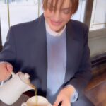 Bergüzar Korel Instagram - Bir Türk için çay saati yoktur🥰 Çay her daim ocakta muhabbete,gama,kedere,neşeye ortaktır☕️