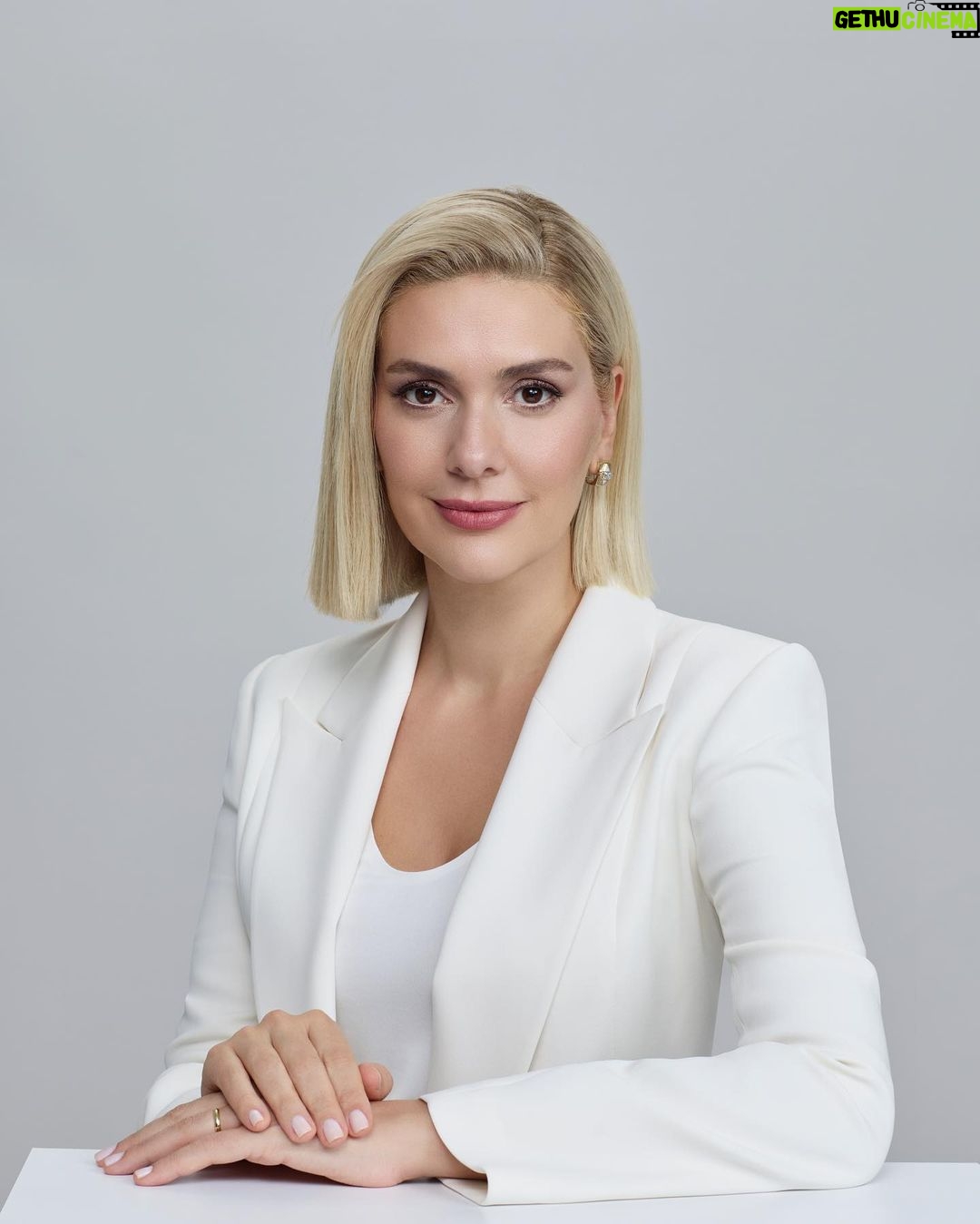 Bergüzar Korel - 197.6K Likes - Sevgili Neslihan bi süre beraberiz,hoşgeldin🤍