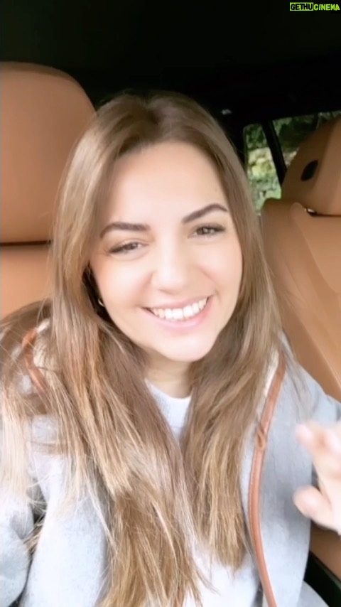Bergüzar Korel Instagram - 10 gün önce başlattığımız, deprem bölgesindeki çocuklarımız için bayramlık alımı projesine gösterdiğiniz yoğun ilgi için ne kadar teşekkür etsek az. Desteklerinizle 6000'in üzerinde çocuğumuza ulaşabileceğiz ve artık bağış alımlarını durdurup paketlerimizi ulaştırma vakti. Her bir çocuğumuzun ismine özel hazırladığımız paketlerimizde hepinizin dokunuşu,şefkati,özeni ve sevgisi var. Sizler olmasaydınız bizler bunu yapamazdık. Hem bölgedeki üreticimize nefes oldunuz hem de çocuklarımızı mutlu ettiniz. Bu akşam itibarıyla bağış alımlarını durduruyor, heyecanla bayramlıklarımızı hazırlıyor ve listelerimizdeki adreslere ulaştırıyoruz. Hepinize sevgiler ve bir kez daha gönülden teşekkürler. 🤍 @berguzarkorel @iremguzey @selinkocc @eleledayanisma @cemtastekstil