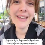 Bergüzar Korel Instagram - Bu bayram, deprem bölgesindeki ailelerimiz için çok zor ve acı dolu.. Kiminin heyecanla bayram sabahına uyandıkları bir evi yok artık.. Çok fazla çocuğumuz annesinin şefkat dolu öpücükleriyle uyanamayacak bu bayram sabahı.. Onların ailesi de geleceği de biziz artık.. Yavrularımızın yaşadığı korkunç günlerin acısını bir nebze olsun hafifletmek istiyoruz. Her birine birer bayramlık ve ayakkabı hediye ediyoruz, Bu yüzden her destek bir yavrumuzun mutluluğu demek🤍 Nasıl destek olabilirim ben de varım diyenler için herkesin güven sorunu yaşadığı bugünlerde bayramlıkların ücretini direkt üretici firmaya yolladığınız bir organizasyon gerçekleştirdik. Hesap dökümlerini bizzat biz takip ediyoruz. Bayramlıkları öne çıkanlara eklediğim linkteki üretici firmanın websitesinden alabilirsiniz.