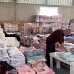 Bergüzar Korel Instagram - Hatay'daki toptancımız çocuklarımızın bayramlıklarını paketlemeye başladı. Yaşlara ve cinsiyetlere göre kombin yapılıp tek tek paketlenecek. Bayram ayakkabısız olmaz dedik. Çorap ve ayakkabı da ekleyeceğiz paketlerimize. Sonrasında öğretmenlerimizden aldığımız isim, beden, yaş, ayak numarası ile hazırlanmış listelere göre elden ulaştırılacak. Destekleriniz çok değerli. Ben de varım diyenler lütfen bana yazın! 🤍