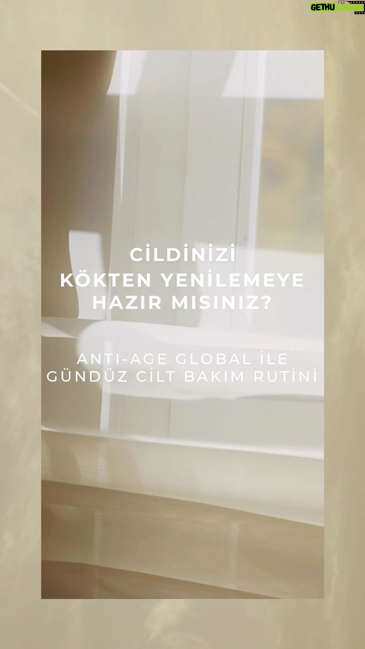 Bergüzar Korel Instagram - Anti-age Global serisiyle gündüz bakım rutininiz nasıl olmalı? Etkili bir cilt bakımı için doğru miktar ürünle, doğru uygulama çok önemli 🙋🏻♀️ Bu yüzden ben de size rutini adım adım göstermeye çalıştım ✨ #yvesrocher #köktenyenilen #bergüzarkorel #antiageglobal #yvesrocherturkiye