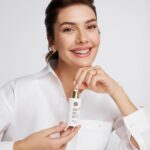 Bergüzar Korel Instagram - Yaşlanma karşıtı bir bakıma başladığımızda bunu rutin haline getirmemiz, her ürünü düzenli kullanmamız çok önemli. “Gündüz serumu” da gündüz bakımının vazgeçilmez ürünü! ✨ Anti-age Global gündüz serumu oranında doğal içeriğe sahip formülü ile bitki kök hücrelerinden elde edilen faydalı bileşenlerin en yoğun ve en etkili halini barındırıyor. Cildi canlandıran C vitamini ve leke karşıtı etki yapan meyan kökü ile etkin cilt bakımının tadını çıkarın! 🍃 #yvesrocher #köktenyenilen #bergüzarkorel #antiageglobal #yvesrocherturkiye