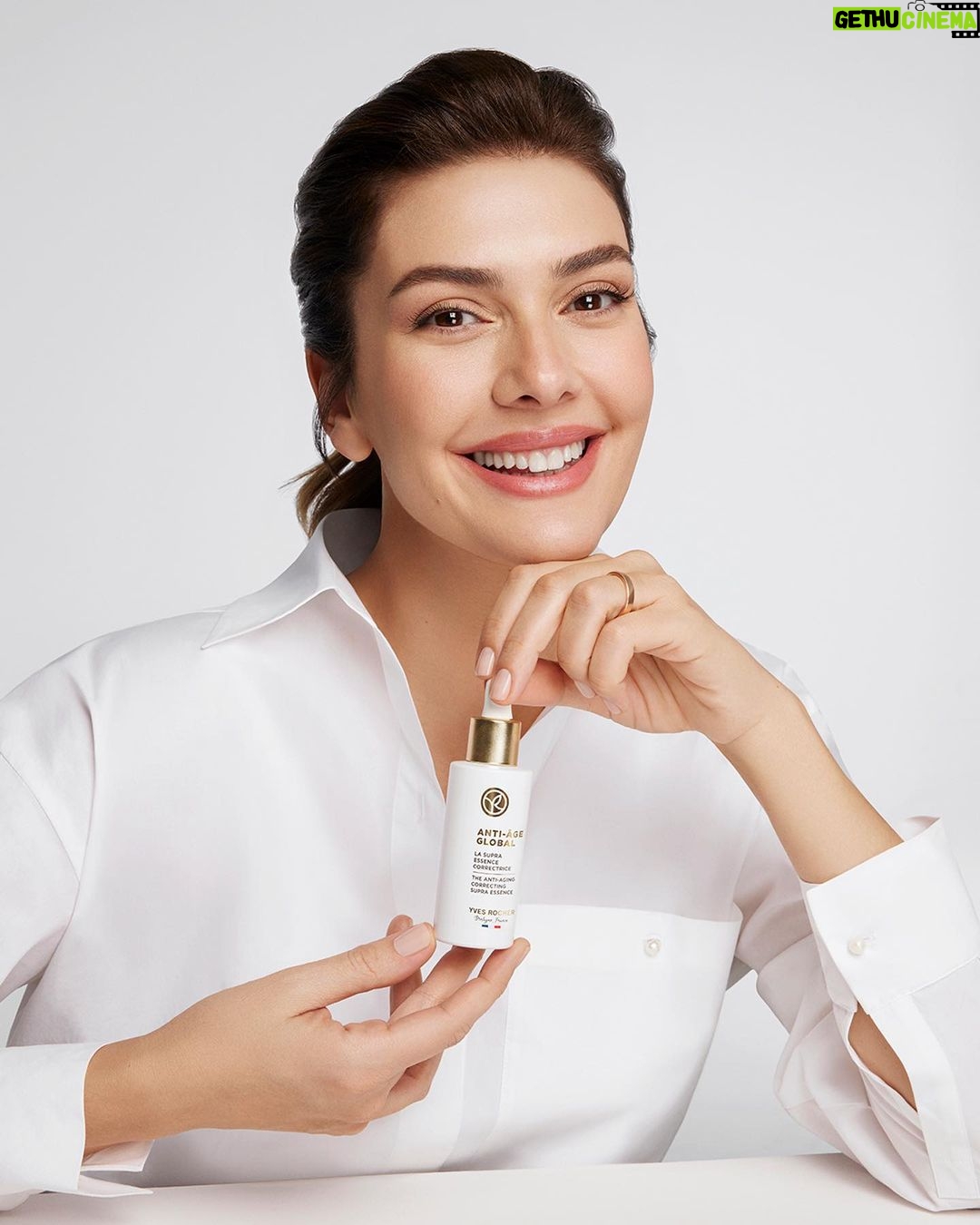 Bergüzar Korel Instagram - Yaşlanma karşıtı bir bakıma başladığımızda bunu rutin haline getirmemiz, her ürünü düzenli kullanmamız çok önemli. “Gündüz serumu” da gündüz bakımının vazgeçilmez ürünü! ✨ Anti-age Global gündüz serumu oranında doğal içeriğe sahip formülü ile bitki kök hücrelerinden elde edilen faydalı bileşenlerin en yoğun ve en etkili halini barındırıyor. Cildi canlandıran C vitamini ve leke karşıtı etki yapan meyan kökü ile etkin cilt bakımının tadını çıkarın! 🍃 #yvesrocher #köktenyenilen #bergüzarkorel #antiageglobal #yvesrocherturkiye