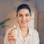 Bergüzar Korel Instagram - Yaşlanmanın etkilerini silmek artık bu kadar kolay ve doğal! Nasıl mı? ✨ Sete önemli bir duyuru için küçük bir ara veriyoruz! 🤭 Yves Rocher ile uzun süredir beklediğimiz yolculuğumuz başladı! 🔬🍃 Gençlik ve yaşam kaynağı bitki tomurcukları ile geliştirilen Anti-age Global serisi sayesinde yaş almak artık sorun değil. Hem de sadece 5 günde fark edeceğiniz, cildinizdeki büyük değişim eminiz sizi de şaşırtacak! 😏 #yvesrocher #köktenyenilen #bergüzarkorel #antiageglobal #yvesrocherturkiye