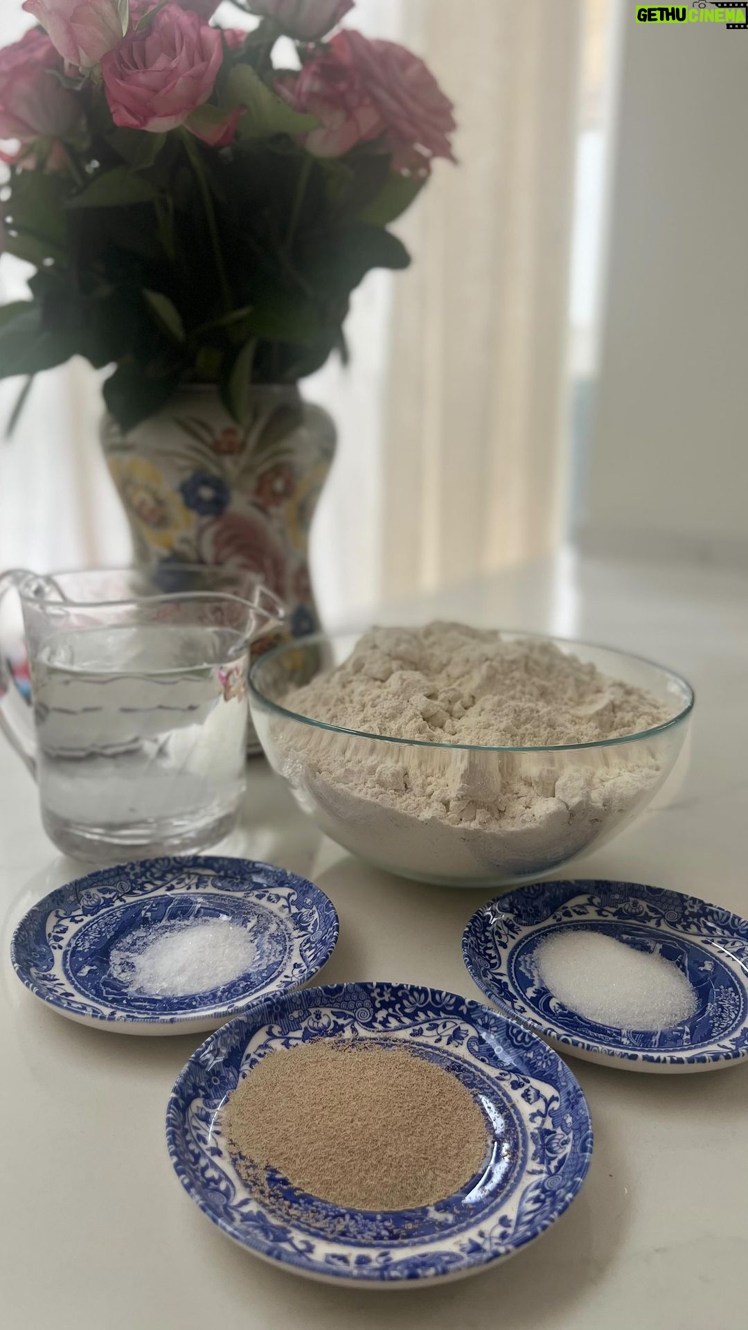 Bergüzar Korel Instagram - Ramazan pidesi tarifiyle geldim,pandemide ne çok yapardık,tarif ve yapılışı aşağıda🤍 MALZEMELER 2 su bardağı ılık su 400ml) 1 tatlı kaşığı şeker 1 tatlı kaşığı tuz 1 pkt maya 4,5 su bardağı un ÜZERİ İÇİN 1 yemek kaşığı soğuk su 3 yemek kaşığı sıcak su 1 tatlı kaşığı pekmez 1 yemek kaşığı un YAPILIŞI Fırını alt üst 180 dereceye ayarlayalım. 400 ml ılık suyu karıştırma kabına koy. Mayayı ekle. Şekeri ekle ve eriyene kadar karıştır. Yavaş yavaş un ve tuzu ekleyip spatula ya da hamur karıştırıcı ile karıştır,unun diğer kısmını ekle elle yoğur. 3-4 dakika tezgahta yoğurduktan sonra bir kaba al üzerini ört ve 1 saat mayala. Hamurun havasını al,elini unla. Tezgaha un serpip hamuru toparladıktan sonra iki eşit parçaya böl. Fırın tepsisine yağlı kağıt ser ve galeta ununu serptikten sonra hamuru üzerine koy,istersen burada 30 dk daha dinlendirebilirsin. Bulamaçı hazırlamak için ayrı bir kaba soğuk su ve unu koy topaklanma kalmadan karıştır, pekmezi ve sıcak suyu ekle, çırp. Ayırdığın hamuru eline aldığın bulamaç ile yavaş yavaş aç tepsinin üzerinde ve şekil ver. Parmak uçlarınla çevresine iki kez,enine ve boyuna kare kare şekil ver. Susam, çörek otu serptikten sonra 20-25 dakika pişir. Afiyet olsun☺️