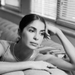 Bergüzar Korel Instagram - Hep aklıma okuldaki halin geliyor her doğumgününde. Zamanın hızına hayıflanırken şimdi o küçük kızın benim en büyük dayanağım olmasının mutluluğuyla kocaman bi tebessüm ile doluyor hem yüzüm hem kalbim.. Tek kişilik dev kadrom,hipoglisemi kardeşim, kaygı ikizim, can simidim, hayal ortağım. Hayatıma kattığın her şey için teşekkür ederim. İyi ki doğdun. Seni çok seviyorum. @beyzasekerci 🤍