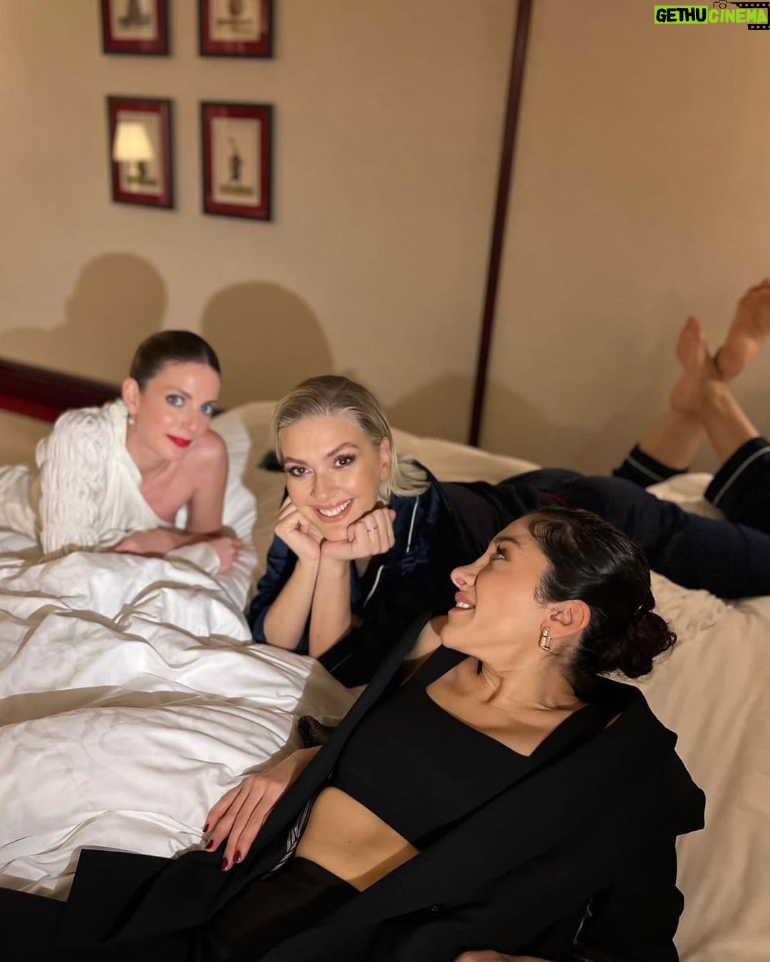 Bergüzar Korel Instagram - 48 hours,beloved friends 🥹🤗🫂