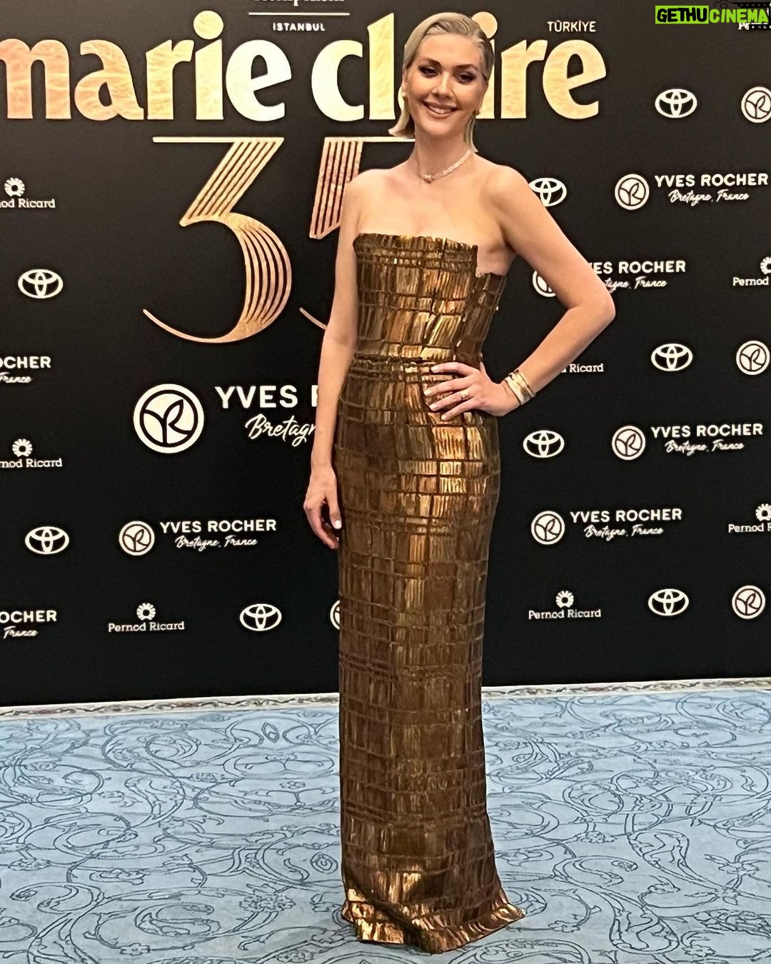 Bergüzar Korel Instagram - Marie Claire’in 35. Yıl özel kapağında yer almak ve canım markam @yvesrocherturkiye ile dün geceye ev sahipliği yapmak çok güzeldi. Rüya gibi bir gece yaşadık hep birlikte✨ Emeği geçen herkese çok teşekkürler.. @marieclairetr En büyük teşekkür güzel ekibime,yol arkadaşlarıma. @cigdemyartasi @nurisekerci @rutkayozis @pinarcura sizinle her şey harika,her şey hep çok eğlenceli✨ #reklam