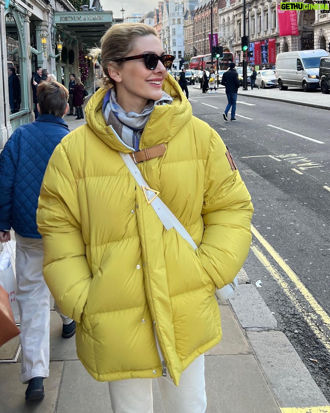 Bergüzar Korel Instagram - Ali fotoğraflarımı çekerse☀️ London, United Kingdom