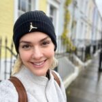 Bergüzar Korel Instagram - Yeni mahalle,yeni hayat✨ #hayatsanateşekkürederim