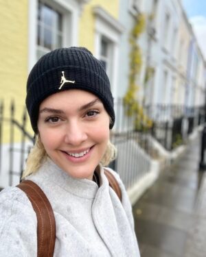 Bergüzar Korel Instagram - Yeni mahalle,yeni hayat✨
#hayatsanateşekkürederim