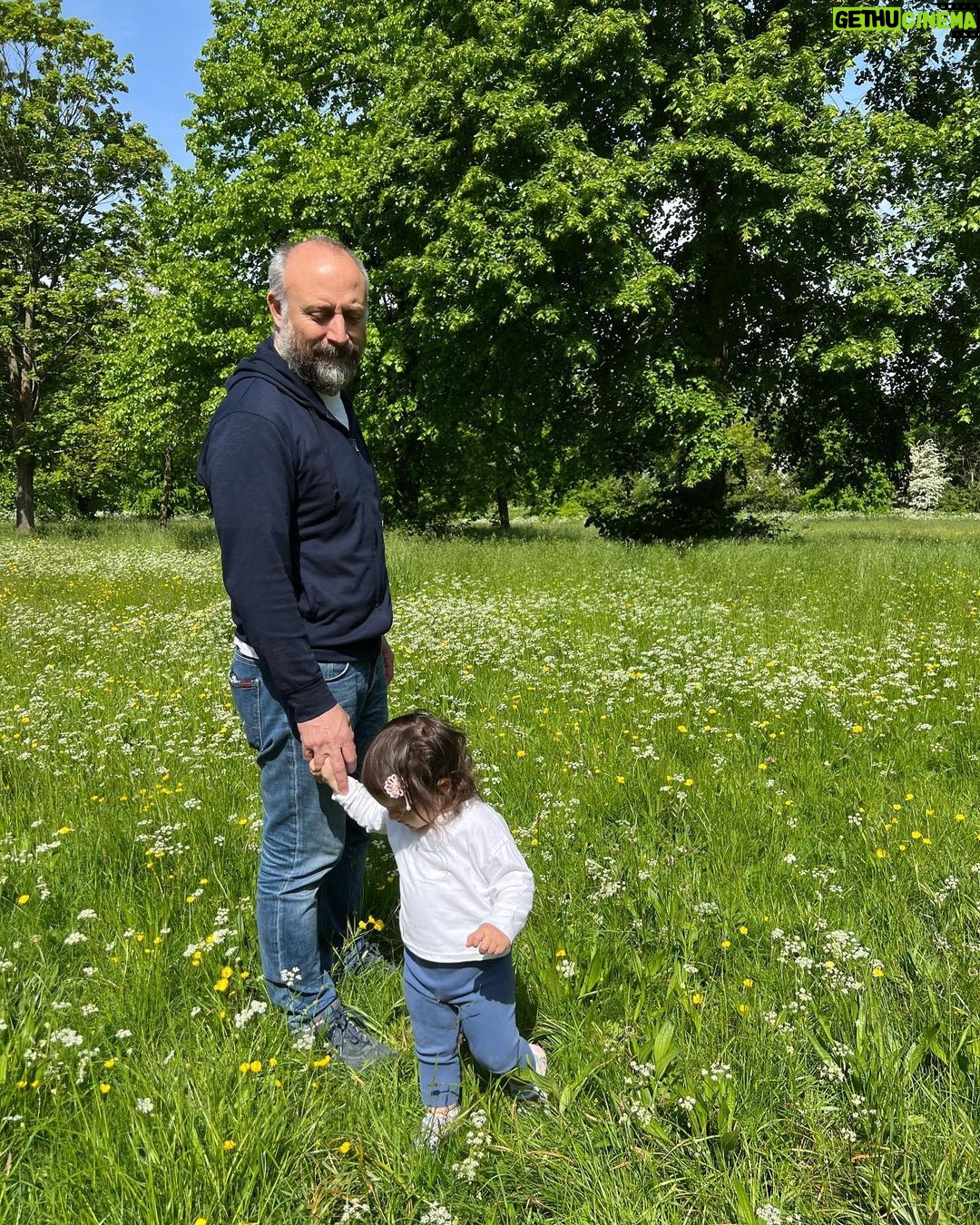 Bergüzar Korel - 301.5K Likes - Sen hep evlatlarımızı omzunda taşıdın.
Hepsini baş tacı yaptın.
Her biri o kadar şanslı ki.
Çok şanslıyım,çok şanslıyız🧿
İyi ki varsın babamız.